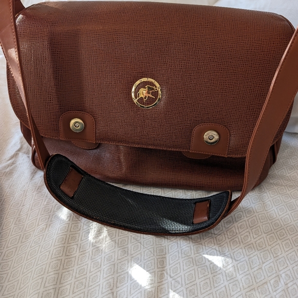 Huntington World Shoulder Bag - Picture 13 of 15